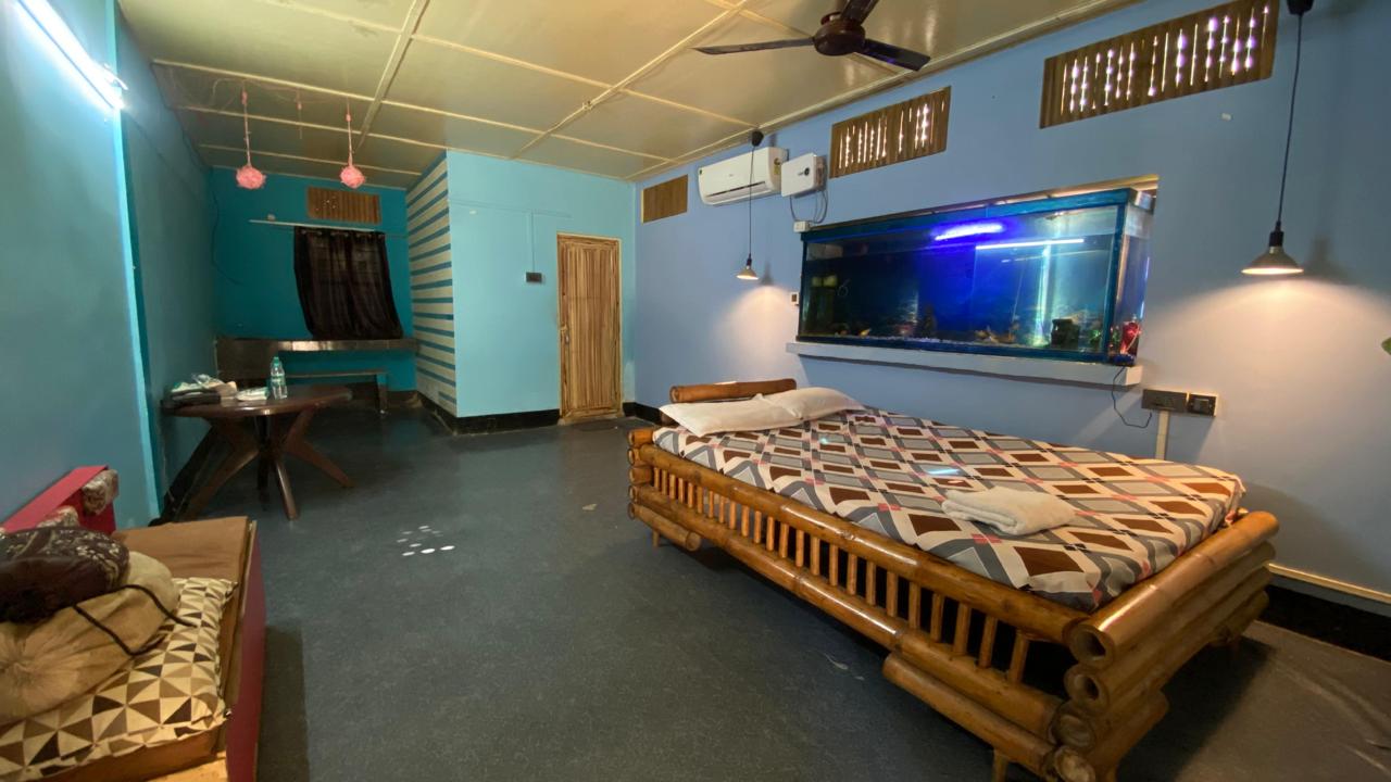 Family room with bamboo bed and large aquarium